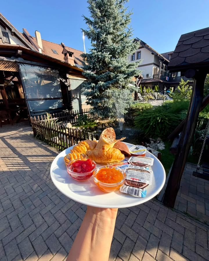 Diminețile frumoase nu au nevoie de prea mult: lumină bună, verdeață, liniște și un mic…
