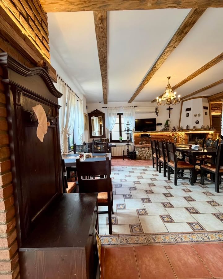 Sunt seri în care un salon elegant, focul aprins în șemineu și o masă bună…
