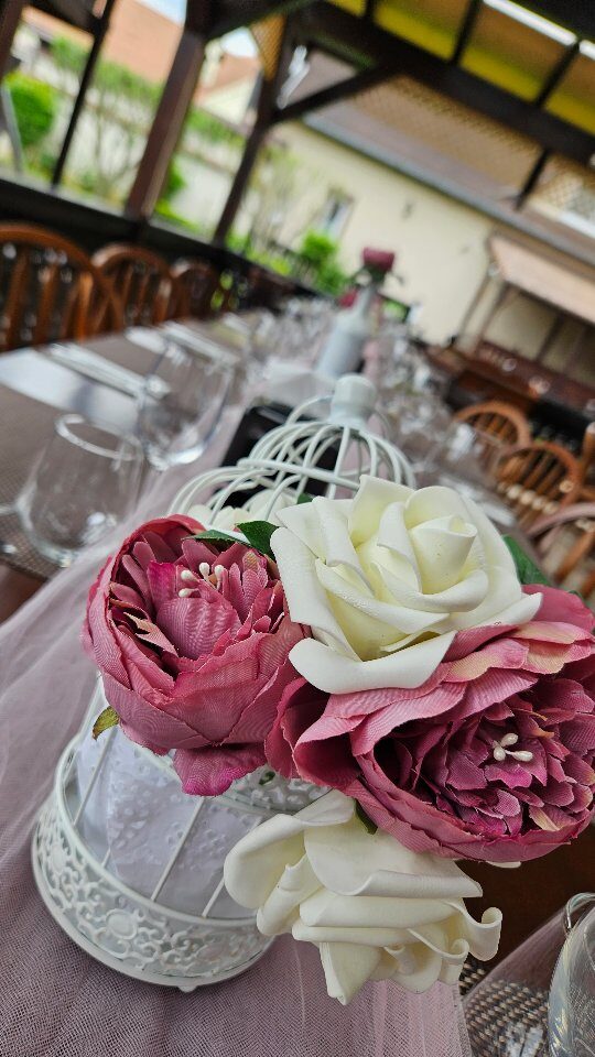 Roz, delicat și fără prea multe artificii. 🌸 Uneori, frumusețea stă în simplitate. O masă…