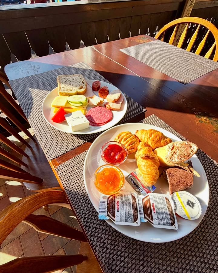 Diminețile bune încep simplu: cu liniște, o cafea și un mic dejun care chiar îți…